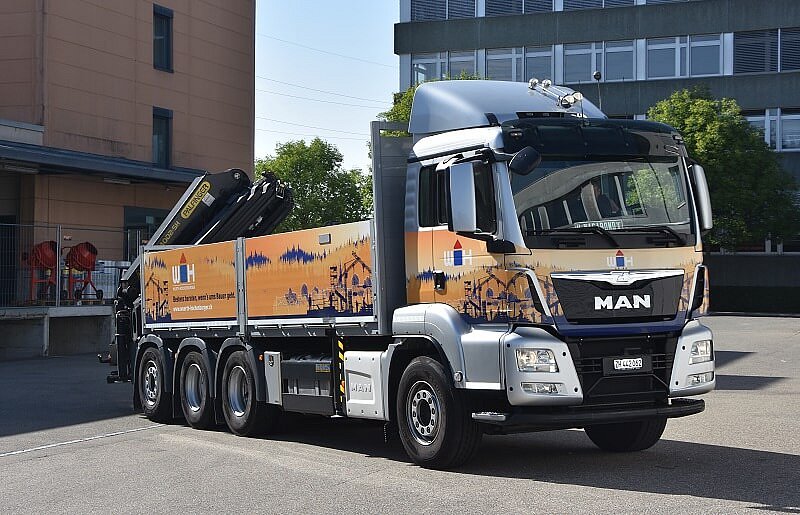 LKW-Kran von Würth Hochenburger auf einem Parkplatz