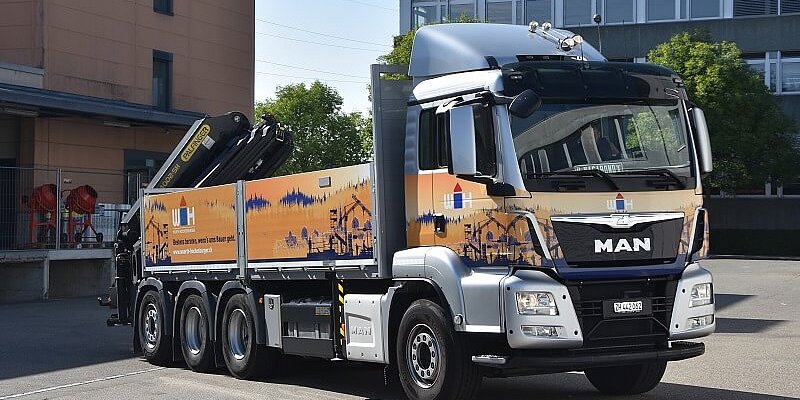 LKW-Kran von Würth Hochenburger auf einem Parkplatz