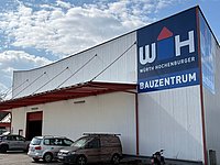 Außenansicht der WH Filiale in Villach mit blauen Himmel und weißen Wolken