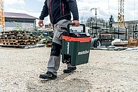 Baustellenarbeiter trägt metabo Kühlbox auf Baustelle